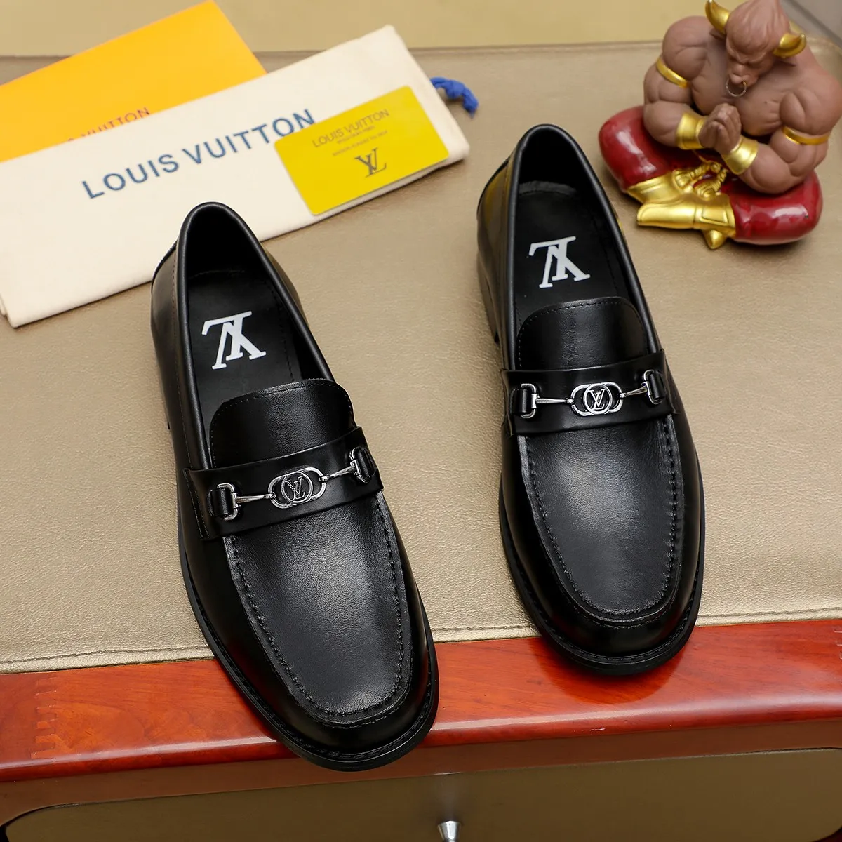 Men's shoes 460 💰 Louis Vuitton LV ® 🆕 model 🔛 full shoe counter, first layer cowhide, 🐂leather lining casual shoes for men, super soft outsole, a must-have for driving. Synchronized with the counter, original first layer cowhide, completely 1:1 mold customization 🌹 top version, color optional! Number: 38-44 (45.46 customized)